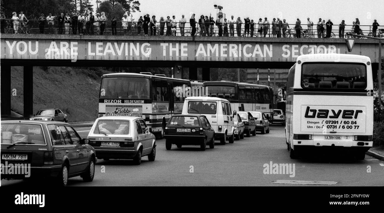 Berliner Bezirke / DDR / Mauer / 11.6.1989 Osterverkehr am Dreilinden-Grenzübergang. Dort verließ man West-Berlin in Richtung Hannover oder München. -Sie verlassen den amerikanischen Sektor- gibt den Besatzungsstatus von West-Berlin an. Die USA, Frankreich und Großbritannien waren für die Überquerung des Checkpoint Bravo verantwortlich. Dreilinden gehörte zum amerikanischen Sektor. Hinter der Brücke begann die DDR. Für die Durchreise brauchte man ein Visum, das auf DDR-Seite zur Verfügung stand. // Checkpoint / Grenze / Bezirke Zehlendorf / Geschichte / Kommunismus / Alliierten [automatisierte Übersetzung] Stockfoto