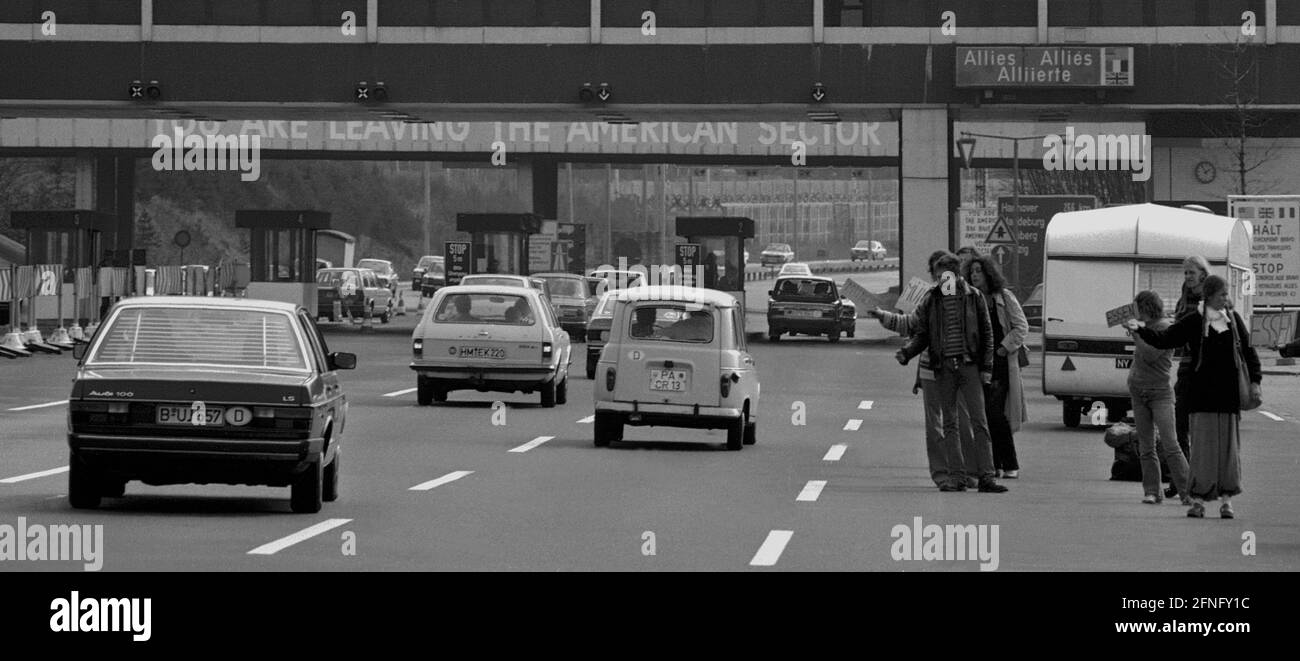 Berliner Bezirke / DDR / Mauer / 16.4.1979 Osterverkehr am Dreilinden-Grenzübergang. Dort verließ man West-Berlin in Richtung Hannover oder München. Sie verlassen den amerikanischen Sektor zeigt den Besatzungsstatus von West-Berlin. Die USA, Frankreich und Großbritannien waren für die Überquerung des Checkpoint Bravo verantwortlich. Hinter der Brücke begann die DDR. Für die Durchreise brauchte man ein Visum, das auf DDR-Seite zur Verfügung stand. // Berlin-Status / Checkpoint / Grenze / Bezirke / // Geschichte / Kommunismus / Alliierten [automatisierte Übersetzung] Stockfoto