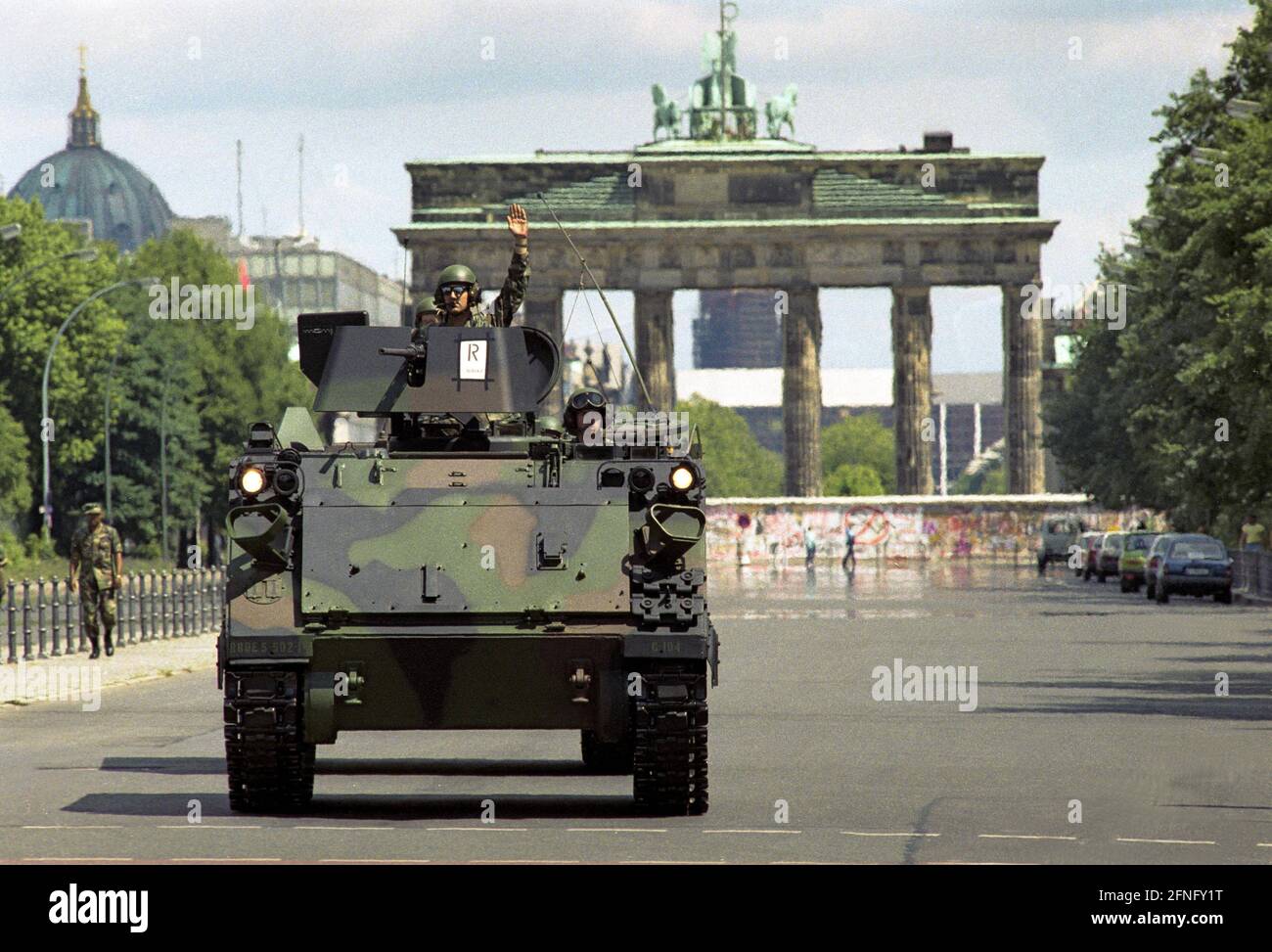 Berlin / Allies / Tiergarten / 21. 5.1983 französische Soldaten bei der jährlichen Parade auf der Straße des 17.Juni. Die drei westlichen Verbündeten zeigten ihre militärische Macht. Die Sowjets entsandten Beobachter. // Berlin-Status / Frankreich / Französisch / Besatzungsmacht / Militär / Soldaten / [automatisierte Übersetzung] Stockfoto