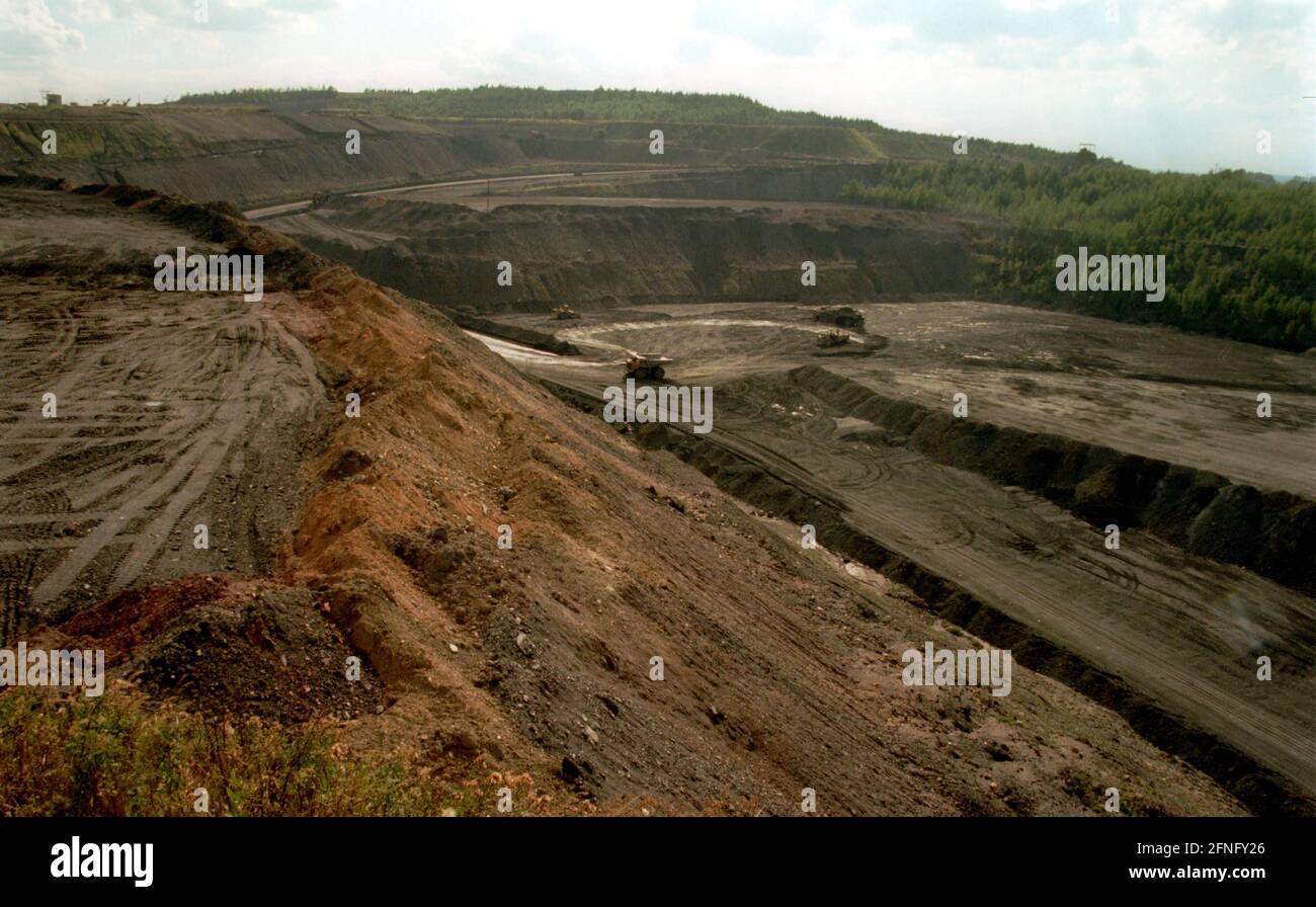 Thüringen / Bundesländer / DDR / 1996 kontaminierte Uranbergbaustellen in Ronneburg / Ostthüringen. Große Flächen müssen gereinigt werden. Die gesamte Wismut-Aufreinigung wird insgesamt 6 Milliarden Euro kosten. Das Foto zeigt eine Uranmine im Tagebau. Das große Loch muss aufgefüllt werden. // Uran / Abfalldeponien / Energie / Atomic / Mining / Landscape [automatisierte Übersetzung] Stockfoto