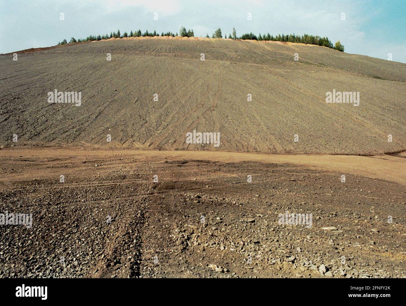 Sachsen / DDR / Energie / 1992 Uranhalden in Schlema bei Aue hat die Sanierung der großen Umweltschäden begonnen. Die Müllhalde wird abgeflacht, Terrassen werden gebaut und Büsche werden gepflanzt. Der Zugang für die Bevölkerung wird für eine sehr lange Zeit nicht möglich sein. Die Sanierung erfolgt durch die WISMUT AG // Erzgebirge / Umwelt / Atomic / Uran / Bergbau die deutsch-sowjetische Aktiengesellschaft wurde nach der Gründung der DDR gegründet, um der Sowjetunion weiterhin Zugang zum Uran im Erzgebirge zu ermöglichen. Von 1946 bis 1990 mehr als 200,000 Tonnen Uranerz Stockfoto