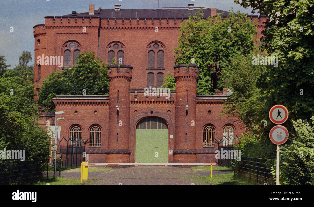 Berlin-Spandau / Nazis / Rechtsgruppen 20.8.1987 vor dem Kriegsverbrechergefängnis in Spandau ist Rudolf Hess gerade gestorben. Rechtswinger versammeln sich, um zu trauern. Das Gebäude. Es wird sofort abgerissen, um keine Nazi-Kultstätte zu schaffen. Sie stand unter der Souveränität aller vier Alliierten, einschließlich der Sowjets als Besatzungstruppen. Fotografie war verboten. Siehe Luftaufnahme von 1986 // Nazi / Faschismus / Alliierte [automatisierte Übersetzung] Stockfoto