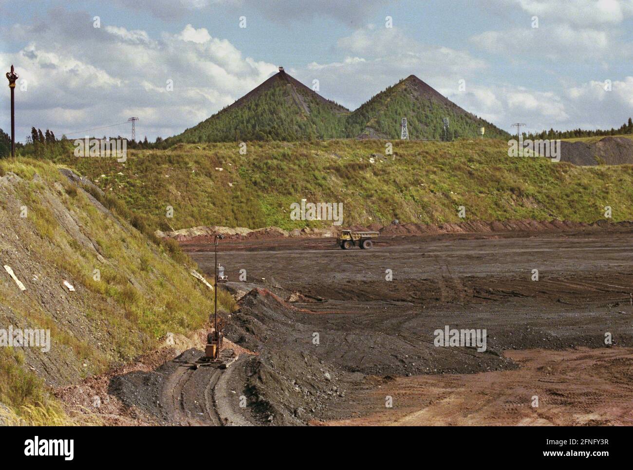 Thüringen / Bundesländer / DDR / 1996 kontaminierte Uranbergbaustellen in Ronneburg / Ostthüringen. Große Flächen müssen gereinigt werden. Die gesamte Wismut-Aufreinigung wird insgesamt 6 Milliarden Euro kosten. Das Foto zeigt eine Uranmine im Tagebau. Das große Loch muss aufgefüllt werden. // Uran / Abfalldeponien / Energie / Atomic / Mining / Landscape [automatisierte Übersetzung] Stockfoto