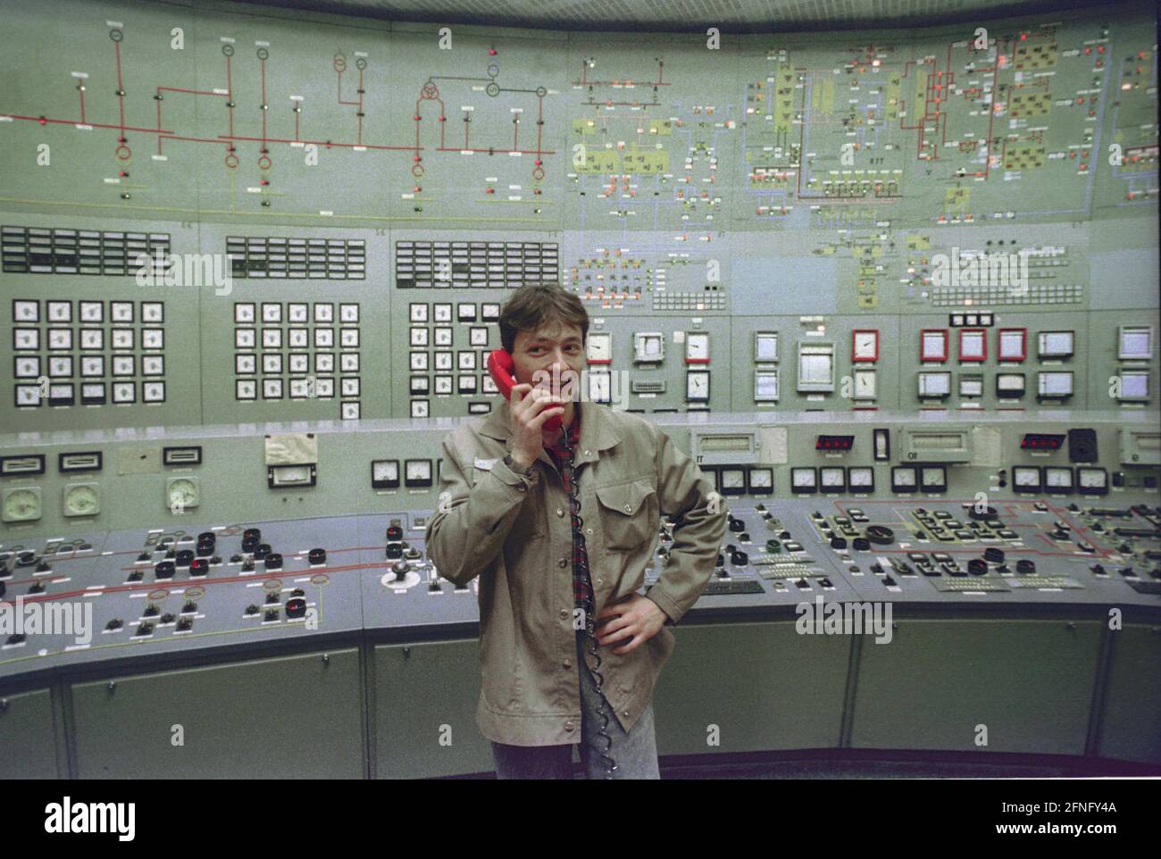 Mecklenburg-Vorpommern / DDR / 1990 Kernkraftwerk Lubmin bei Greifswald. Block 5 befindet sich noch im Bau. Kurze Zeit später wird das Kraftwerk aus Sicherheitsgründen abgeschaltet. Später wird dort ein Zwischenlager für radioaktive Abfälle eingerichtet. Zentrale Einheit eines aktiven Blocks. Die Technologie der KKW war sowjetisch. Leitstelle // Atom / Energie / Reaktor / Wirtschaft / NPP / Kernkraft [automatisierte Übersetzung] Stockfoto