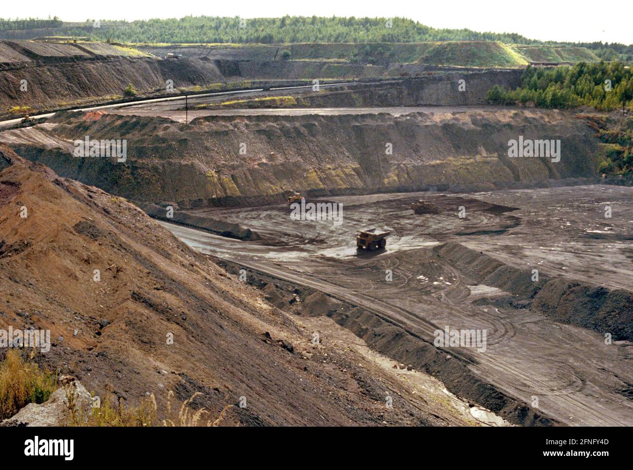 Thüringen / Bundesländer / DDR / 1996 kontaminierte Uranbergbaustellen in Ronneburg / Ostthüringen. Große Flächen müssen gereinigt werden. Die gesamte Wismut-Aufreinigung wird insgesamt 6 Milliarden Euro kosten. Das Foto zeigt eine Uranmine im Tagebau. Das große Loch muss aufgefüllt werden. // Uran / Abfalldeponien / Energie / Atomic / Mining / Landscape [automatisierte Übersetzung] Stockfoto