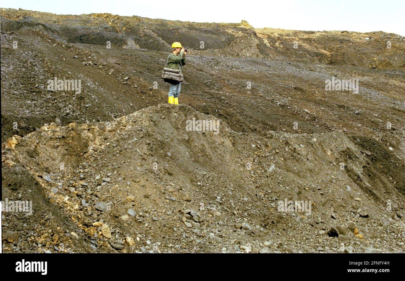 Thüringen / Bundesländer / DDR / 1996 kontaminierte Uranbergbaustellen in Ronneburg / Ostthüringen. Große Flächen müssen gereinigt werden. Die gesamte Wismut-Aufreinigung wird insgesamt 6 Milliarden Euro kosten. Das Foto zeigt eine Uranmine im Tagebau. Das große Loch muss aufgefüllt werden. // Uran / Abfalldeponien / Energie / Atomic / Mining / Landscape [automatisierte Übersetzung] Stockfoto