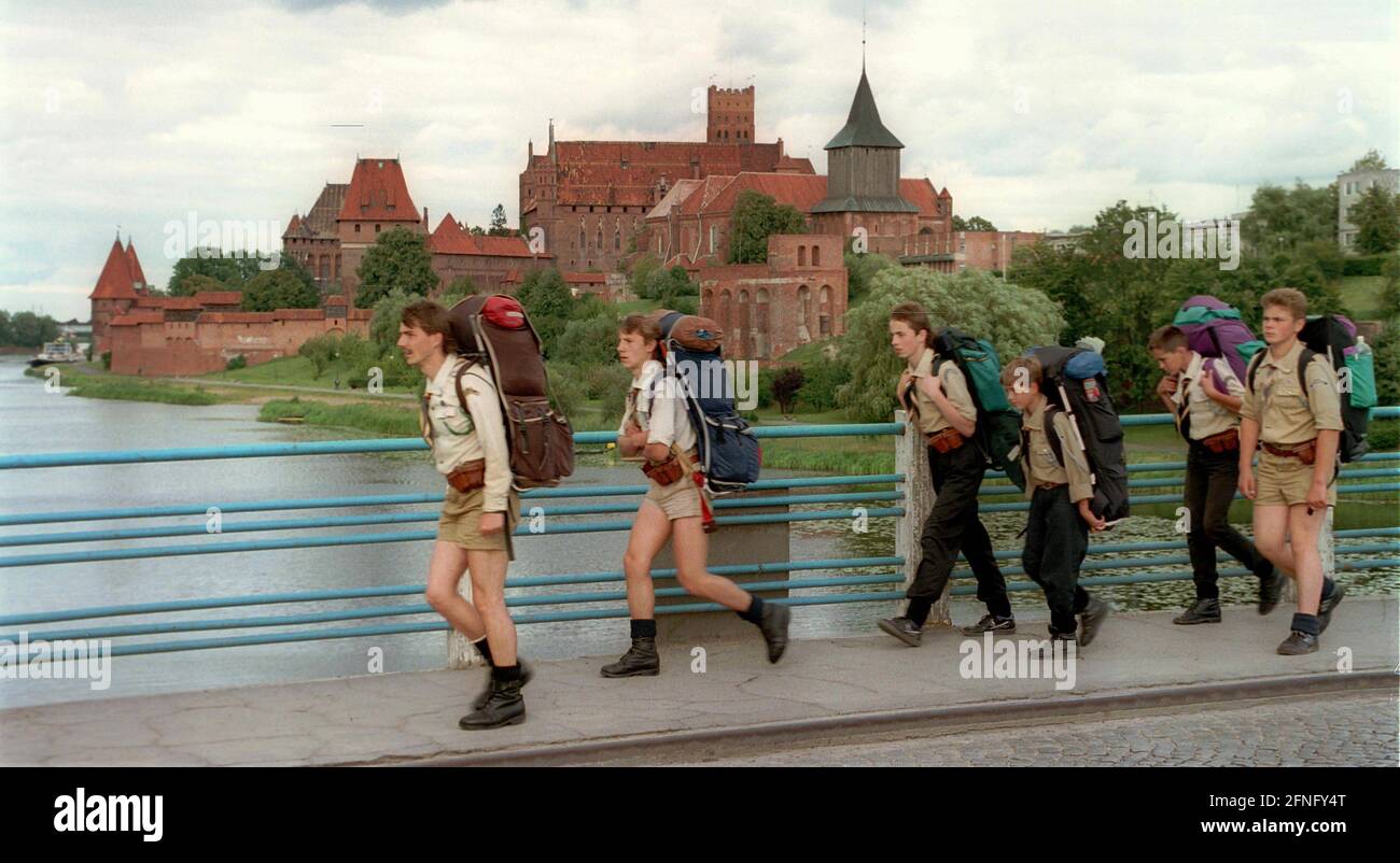 PL / Polen / Schlösser 7/1993 Marienburg am Nogat, Zentralburg der Deutschen Ritter, Stützpunkt für die Eroberung des Ostens für das Deutsche Reich. Polnische Pfadfinder marschieren // Geschichte / Ostpreußen das Schloss war ab 1309 Sitz des Deutschen Ritterordens, der von Venedig hierher zog. Von dieser Basis aus wurden die Pruzes im Norden unterjocht und eine Vielzahl anderer Kriege geführt. Der Niedergang des Ordens begann 1410 mit einer Niederlage gegen Polen und Litauen. Schließlich mussten die Kirchenritter das Schloss an Soeldner verpfänden, die es an den polnischen König verkauften. Der Stockfoto