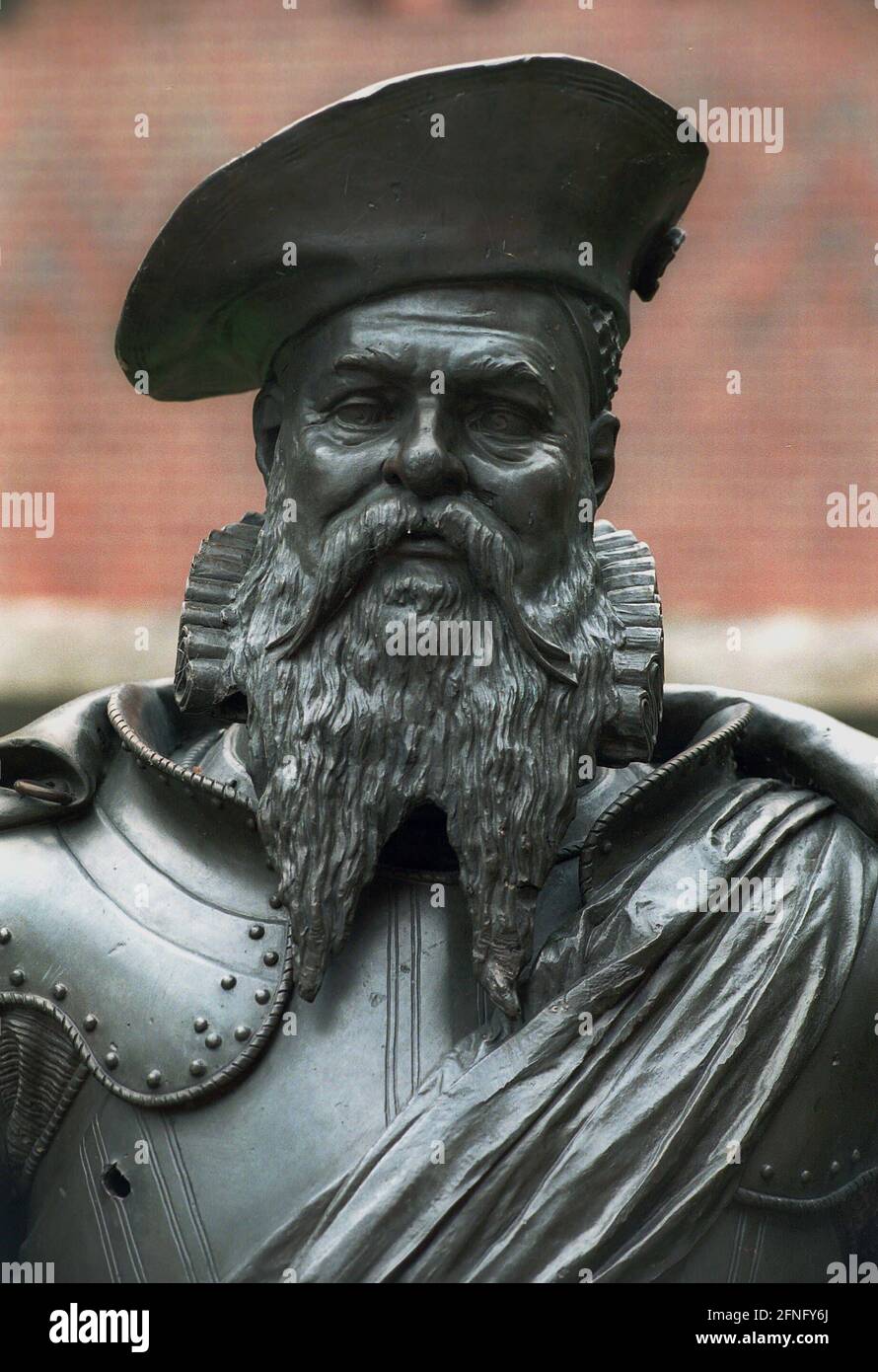 Polen-PL / Geschichte-Mittelalter Albrecht von Brandenburg, Großmeister der Deutschen Ritter, Statue im Hof von Mariánské Lázn?, 1997 // ab 1309 war das Schloss Sitz der Deutschen Ritter, die aus Venedig hierher zogen. Von dieser Basis aus wurden die Pruzes im Norden unterjocht und eine Vielzahl anderer Kriege geführt. Der Niedergang des Ordens begann 1410 mit einer Niederlage gegen Polen und Litauen. Schließlich mussten die Kirchenritter das Schloss an Soeldner verpfänden, die es an den polnischen König verkauften. Der Befehl verlegte sich nach Königsberg. Nach dem Zerfall im 18. Jahrhundert und der Stockfoto