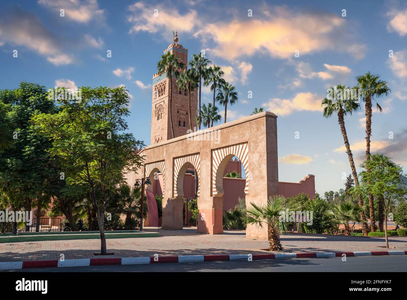 Kulturgebäude im arabischen Stil in Marrakesch Innenstadt in Marokko - Afrika Stockfoto