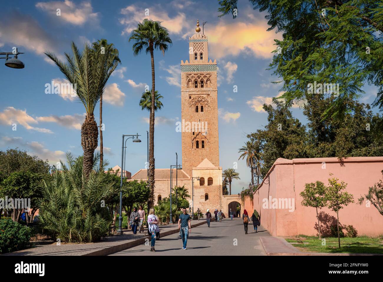 Marrakesch, Marokko - 9. November 2017: Historisches Gebäude und Vorgarten des Französischen Galerie-Instituts, an einem sonnigen Tag von verschiedenen Touristen besucht Stockfoto