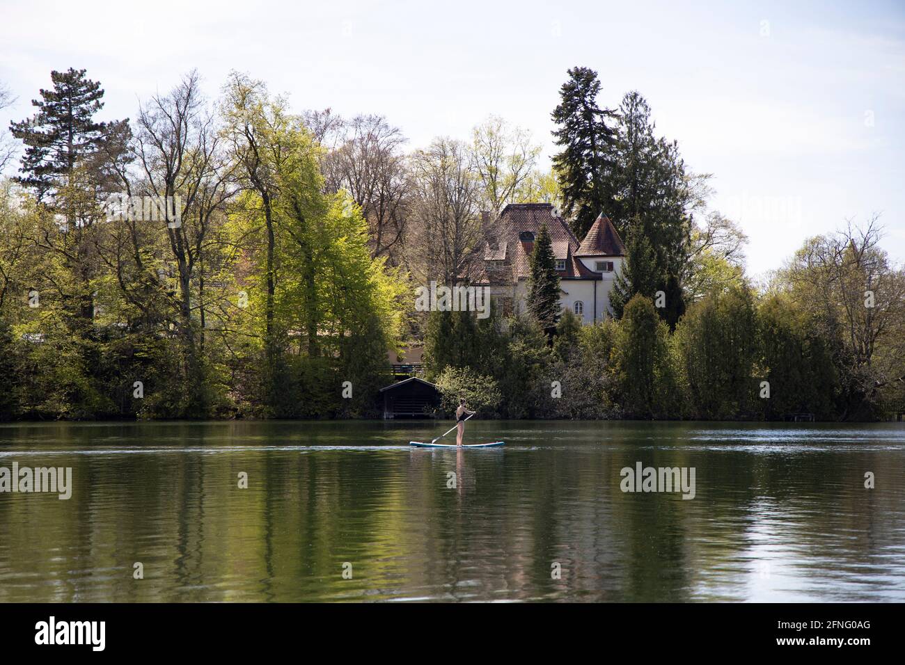 Stand Up Paddle Boarder am Wessling See in Oberbayern, Deutschland, Europa. Stockfoto