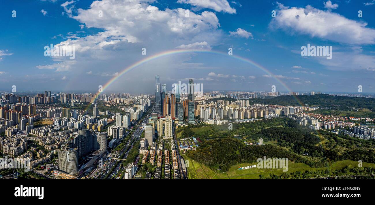 17. Mai 2021, Nanning, Nanning, China: Gegen 16:00 Uhr am 16. Mai 2021 hing ein schöner Regenbogen über dem ASEAN-Geschäftsviertel nach heftigem Regen in Nanning, Guangxi. (Bild: © SIPA Asia via ZUMA Wire) Stockfoto