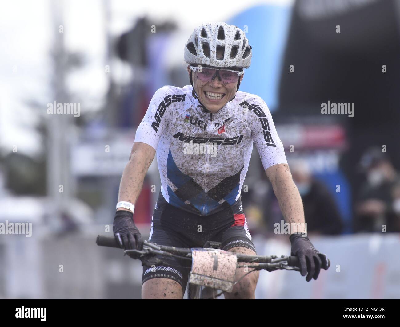 Loana Lecomte (Frankreich) wird am 16. Mai 2021 im Finale des  Cross-Country-Mountainbike-Weltcups der Damen in Nove Mesto na Morave,  Tschechien, gesehen. (CTK Photo/Lubos Pavlicek Stockfotografie - Alamy