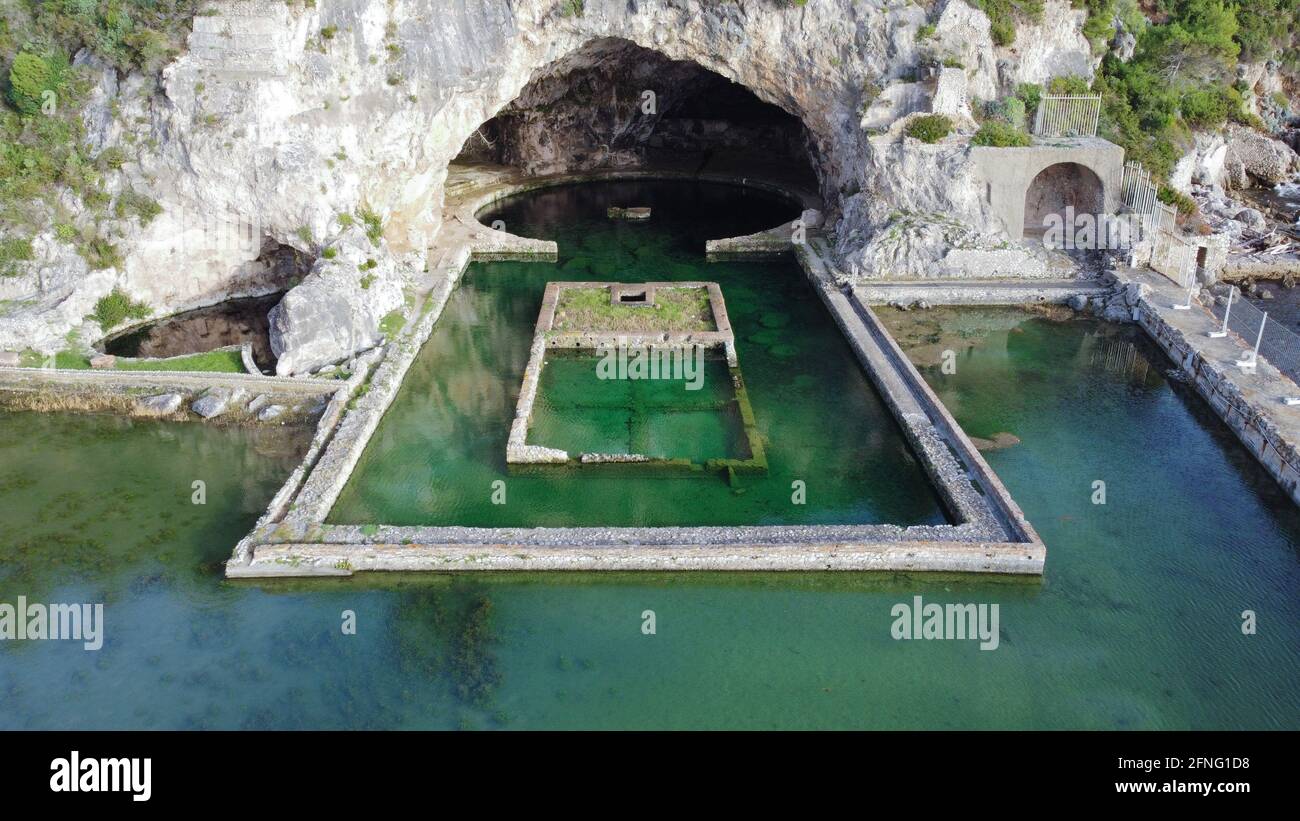 Alte römische Ruinen in Italien, Sperlonga , Grotta di Tiberio. Alte römische SPA für Schönheit in Italienisch, das sind die Ruinen der antiken Stätte, auf der Impe Stockfoto