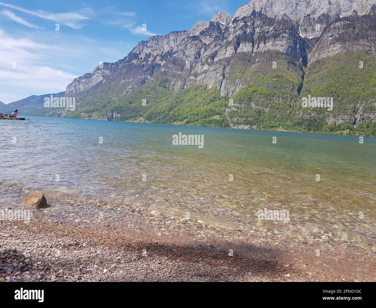 Schöne Landschaft mit einem sauberen See am Berg in Walensee, Quarten, Schweiz Stockfoto