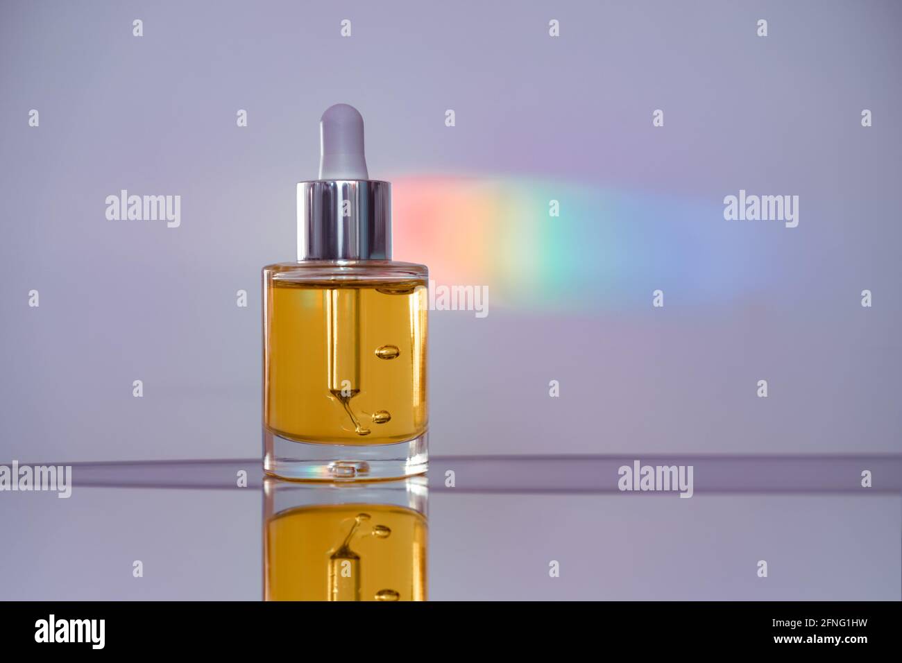 Gesicht Öl auf reflektierende Oberfläche mit einem Regenbogenstreifen und Blasen Stockfoto