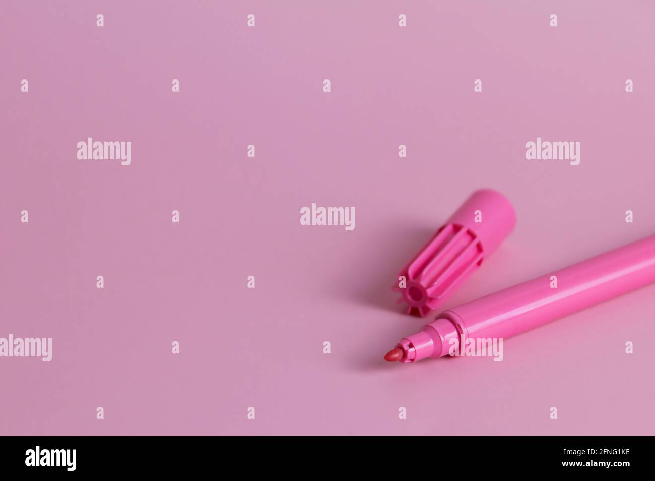 Farbenfroher rosa Marker auf rosa Hintergrund isoliert Stockfoto