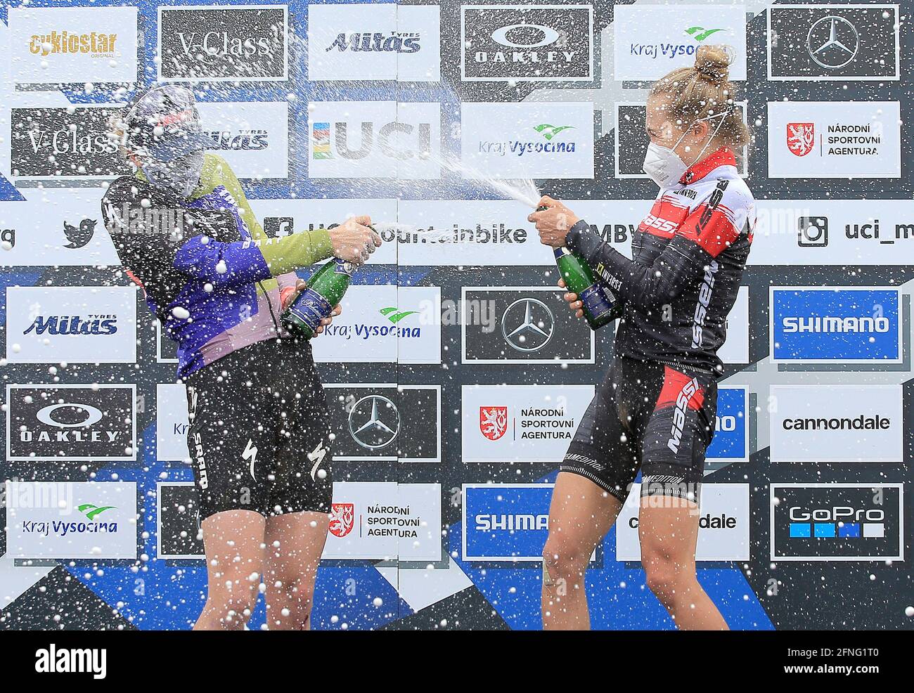 L-R Haley Batten (USA; Zweiter) und Loana Lecomte (Frankreich; erster)  feiern am 16. Mai 2021 auf dem Podium beim  Cross-Country-Mountainbike-Weltcup der Damen in Nove Mesto na Morave,  Tschechien. (CTK Photo/Libor Plihal Stockfotografie -