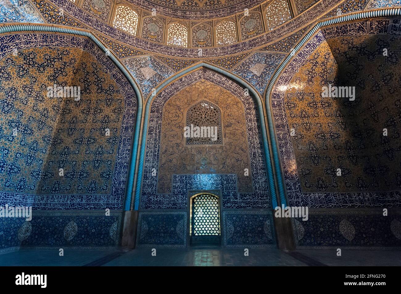 Innenraum der Sheikh Lotfollah Moschee in Isfahan, Iran. Stockfoto