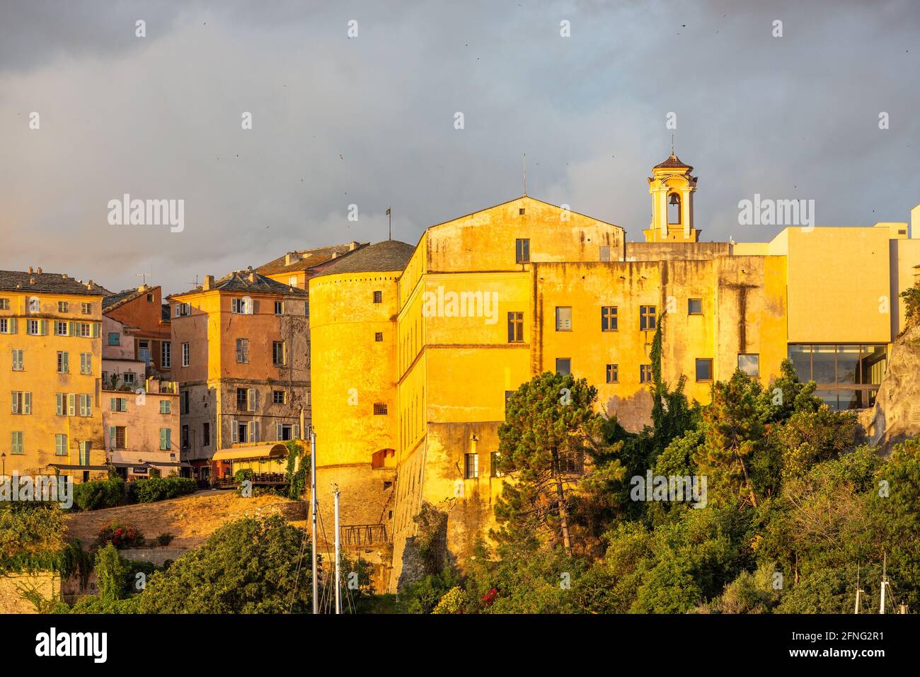Der Hafen und die Stadt Bastia, Korsika, im Morgengrauen Stockfoto