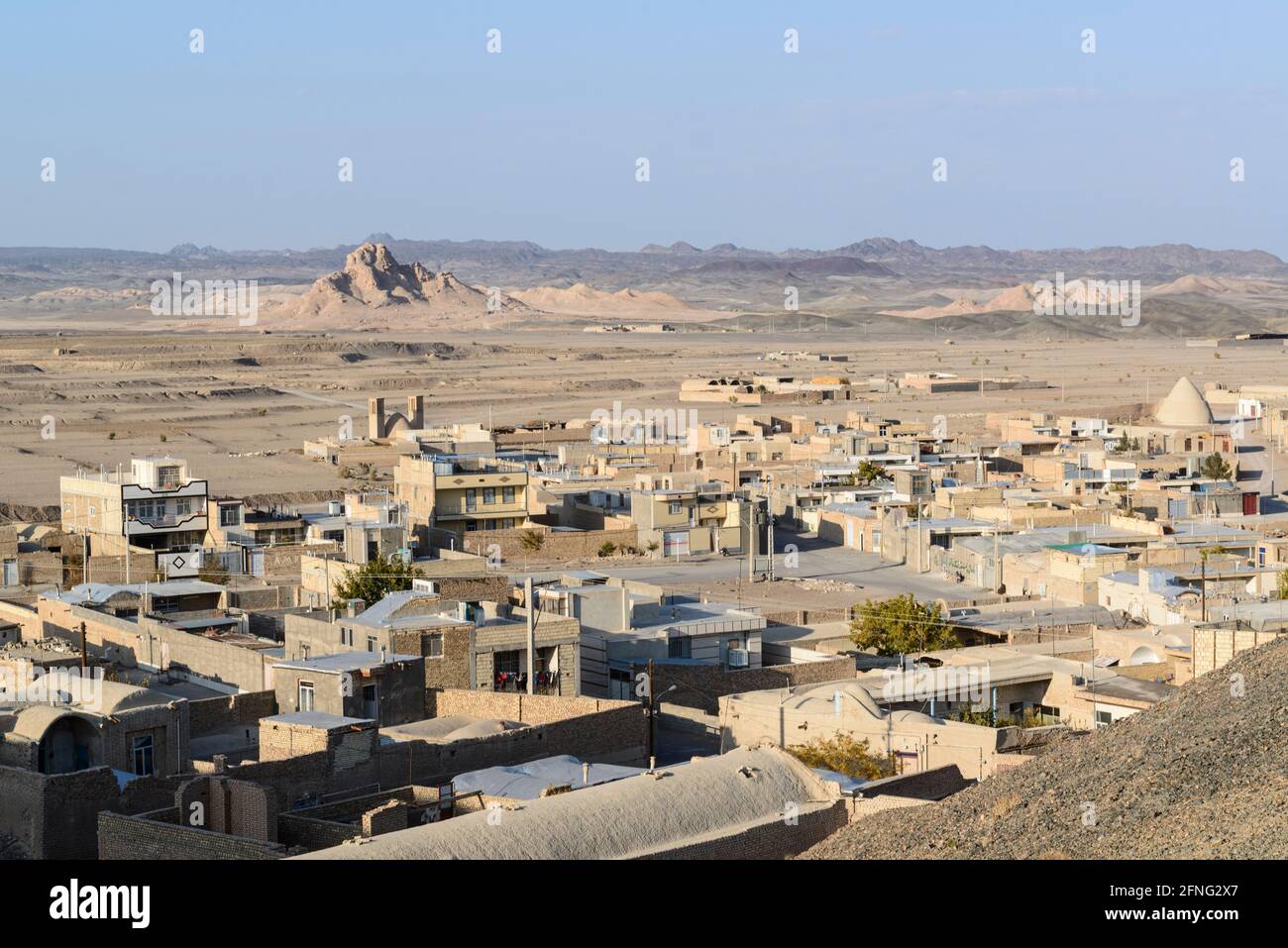 Der Rand des Dorfes Mohammedieh in der Nähe der Stadt Nain und die Daht-e Kavir Wüste dahinter. Nain County, Provinz Isfahan, Iran Stockfoto