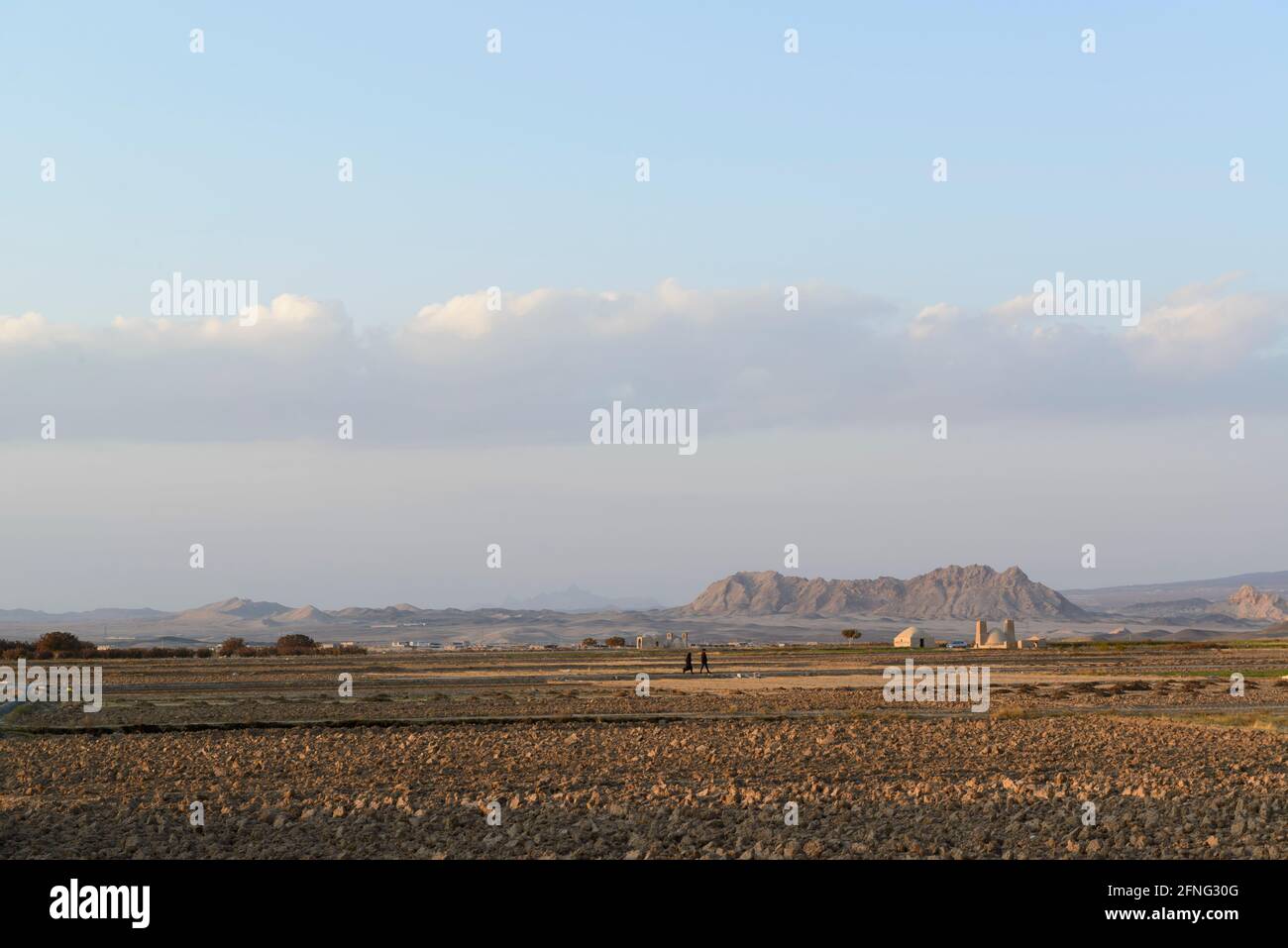 Der Rand des Dorfes Mohammedieh in der Nähe der Stadt Nain und Dasht-e Kavir Wüste dahinter. Ein ab-anbar im Hintergrund.Nain County, Isfahan Province, Iran Stockfoto