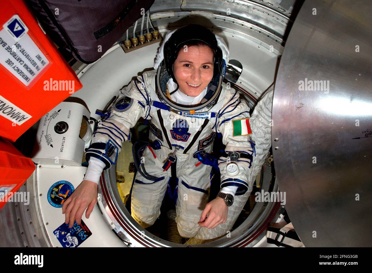 AN BORD DER INTERNATIONALEN RAUMSTATION - 06. JUNI 2015 - Die Astronautin der Europäischen Weltraumorganisation (ESA), Samantha Cristoforetti, überprüft ihren Sokol Andruckanzug in Stockfoto