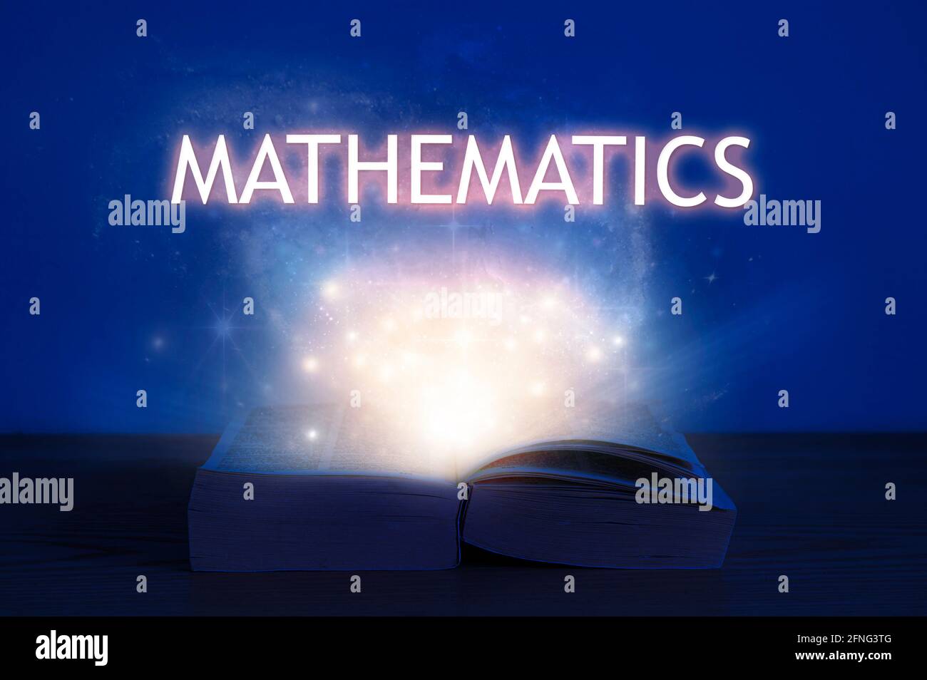 Licht kommt aus einem offenen Buch mit Wort Mathematik. Bildungskonzept. Stockfoto