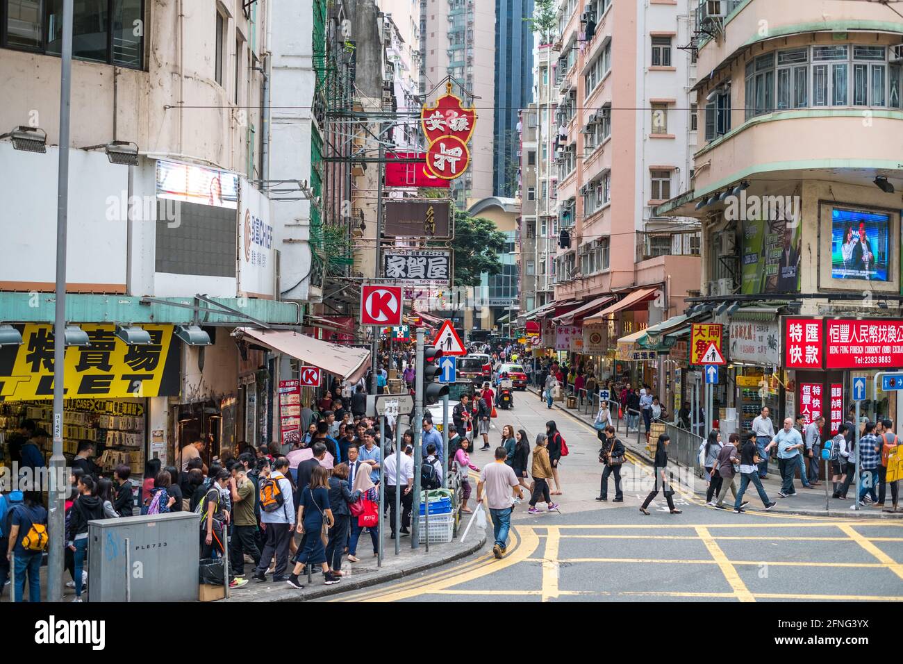 Hongkong - November 2019: Überfüllte Straße mit vielen Menschen in Hong Kong City Stockfoto