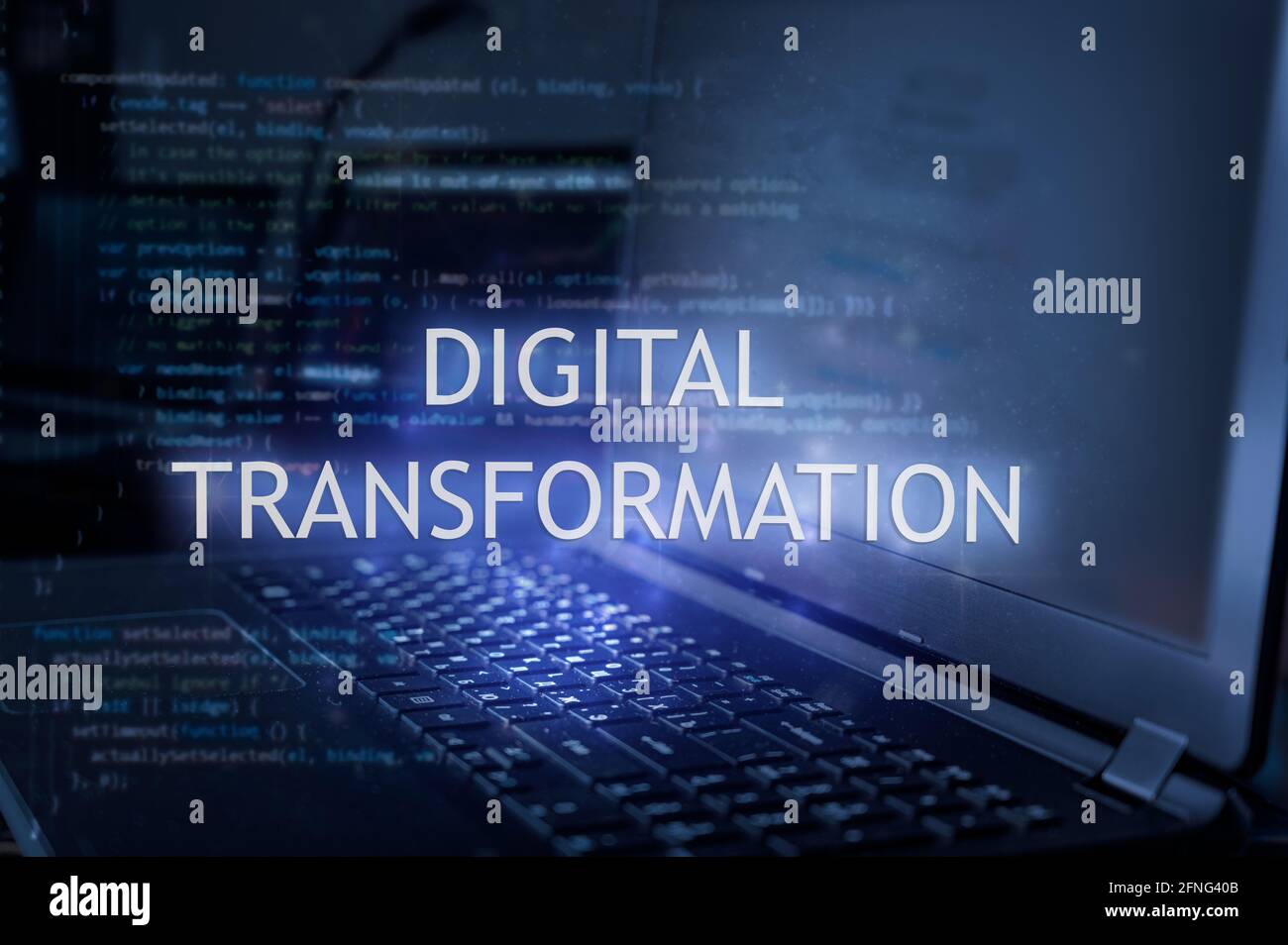Digital Transformation Inschrift vor Laptop und Code Hintergrund. Technologiekonzept. Programmiersprache lernen. Stockfoto