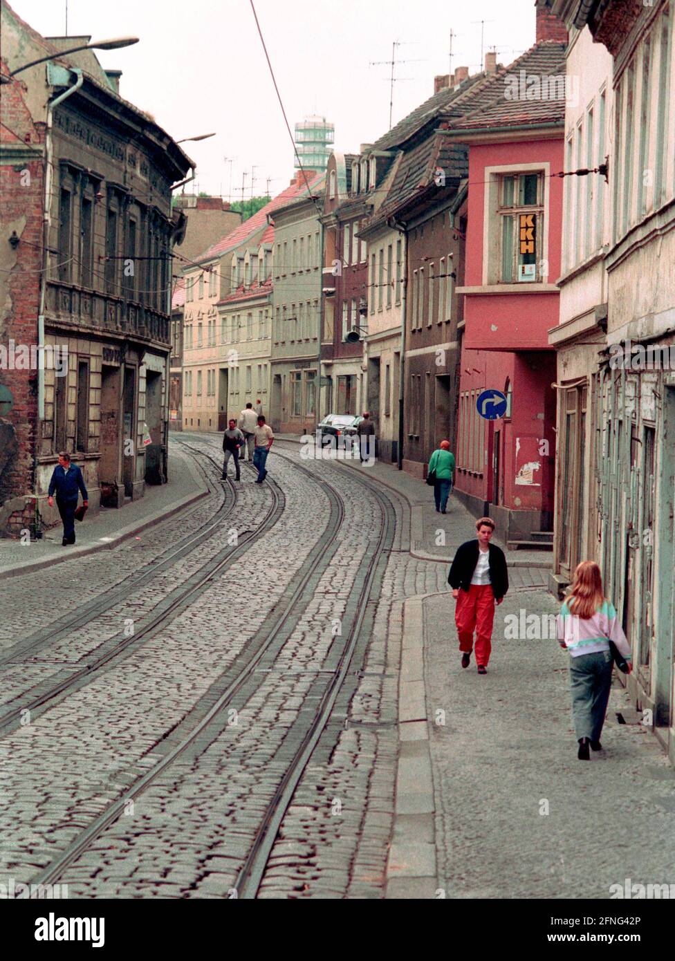 Brandenburg-Havel / DDR / 1991 Haupteinkaufsstraße in Brandenburg An ...