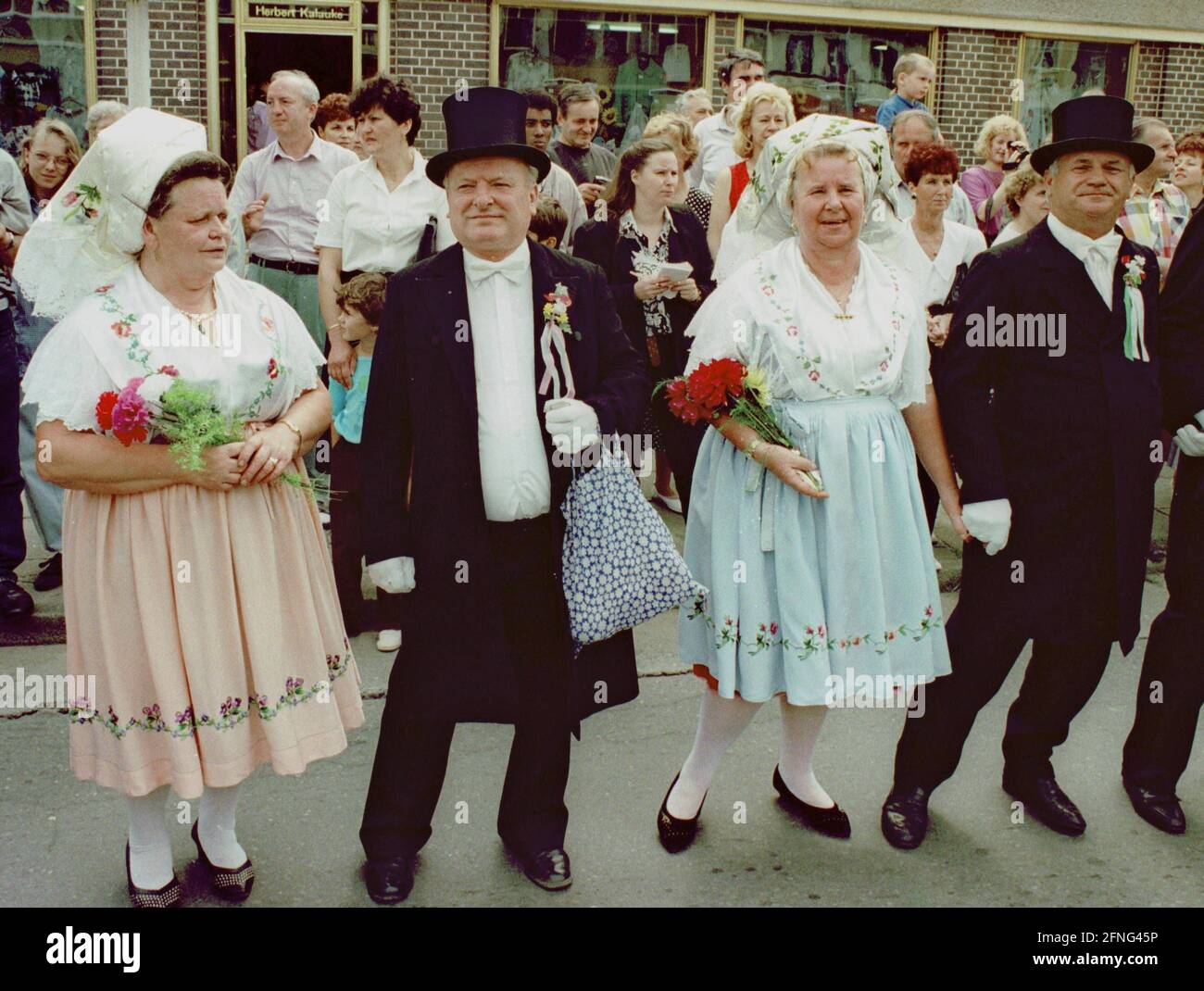 Brandenburg / DDR / 1993 Peitz bei Cottbus. Das erste Fischfest nach DDR-Zeit. Paare in sorbischen (Lausitzer) Kostümen während einer Parade. In Peitz befinden sich die größten Karpfenteiche Europas. // Familie / Tracht / Wenden / Minderheit / [automatisierte Übersetzung] Stockfoto