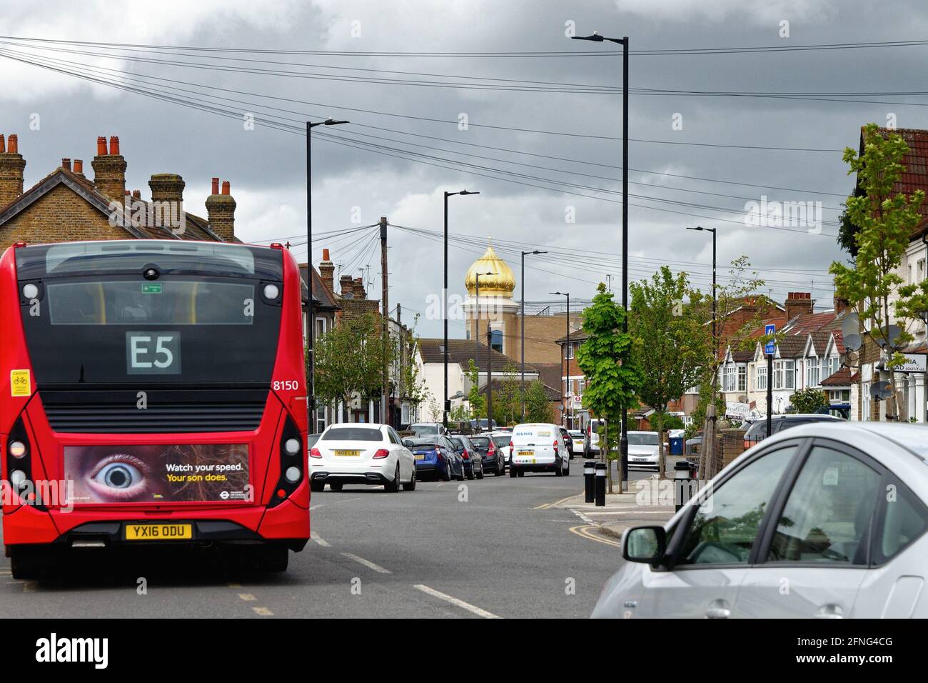 Die Goldene Kuppel des Sikh-Tempels, Gurdwara Guru Nanak Darber im Southall London Borough of Ealing England Stockfoto