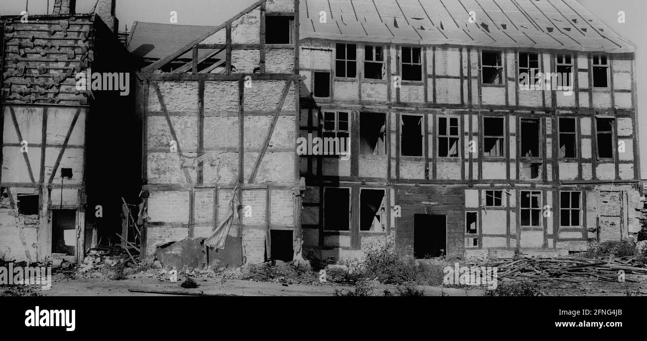 Sachsen-Anhalt / Orte / DDR-Land / 1990 die Altstadt von Halberstadt, einst ein Fachwerkbaugebiet. Obwohl im Krieg viel zerstört worden war, ließ die DDR die noch bewohnbare Ruhe weiter vergehen. Stattdessen sollten vorgefertigte Gebäude errichtet werden. // Städtebau / Decay / Bundesländer [automatisierte Übersetzung] Stockfoto