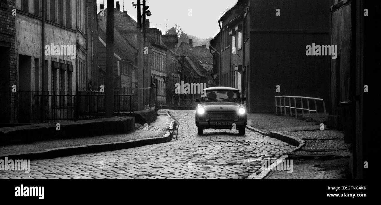 Sachsen-Anhalt / DDR-Land / Oktober / 1990 Eisleben, Altstadtallee // Orte / DDR / Lutherstadt. Diese Gasse führt von Luthers Geburtsort. Lutherstraße / Hirtenstraße // Altstadt / Geschichte [automatisierte Übersetzung] Stockfoto
