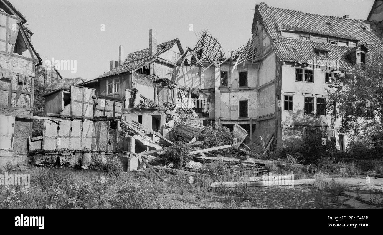 Sachsen-Anhalt / Orte / DDR-Land / 1990 die Altstadt von Halberstadt, einst ein Fachwerkbaugebiet. Obwohl im Krieg viel zerstört worden war, ließ die DDR die noch bewohnbare Ruhe weiter vergehen. Stattdessen sollten vorgefertigte Gebäude errichtet werden. // Städtebau / Decay / Bundesländer [automatisierte Übersetzung] Stockfoto