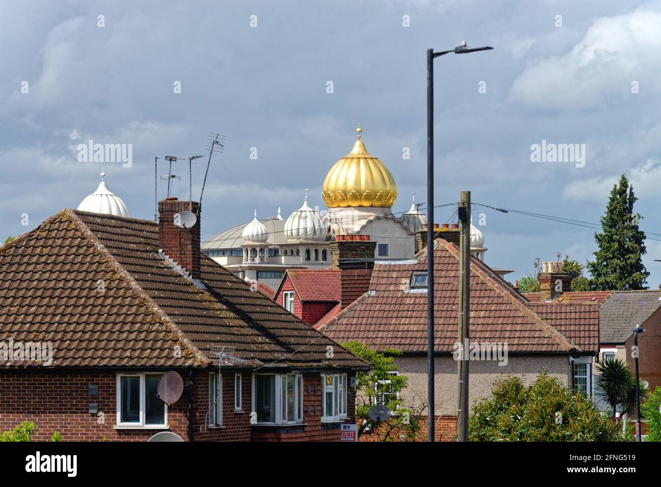 Die goldene Kuppel des Siri Guru Singh Sabha Gurdwara Tempel, der die Skyline im Londoner Stadtteil Ealing dominiert England, Großbritannien Stockfoto