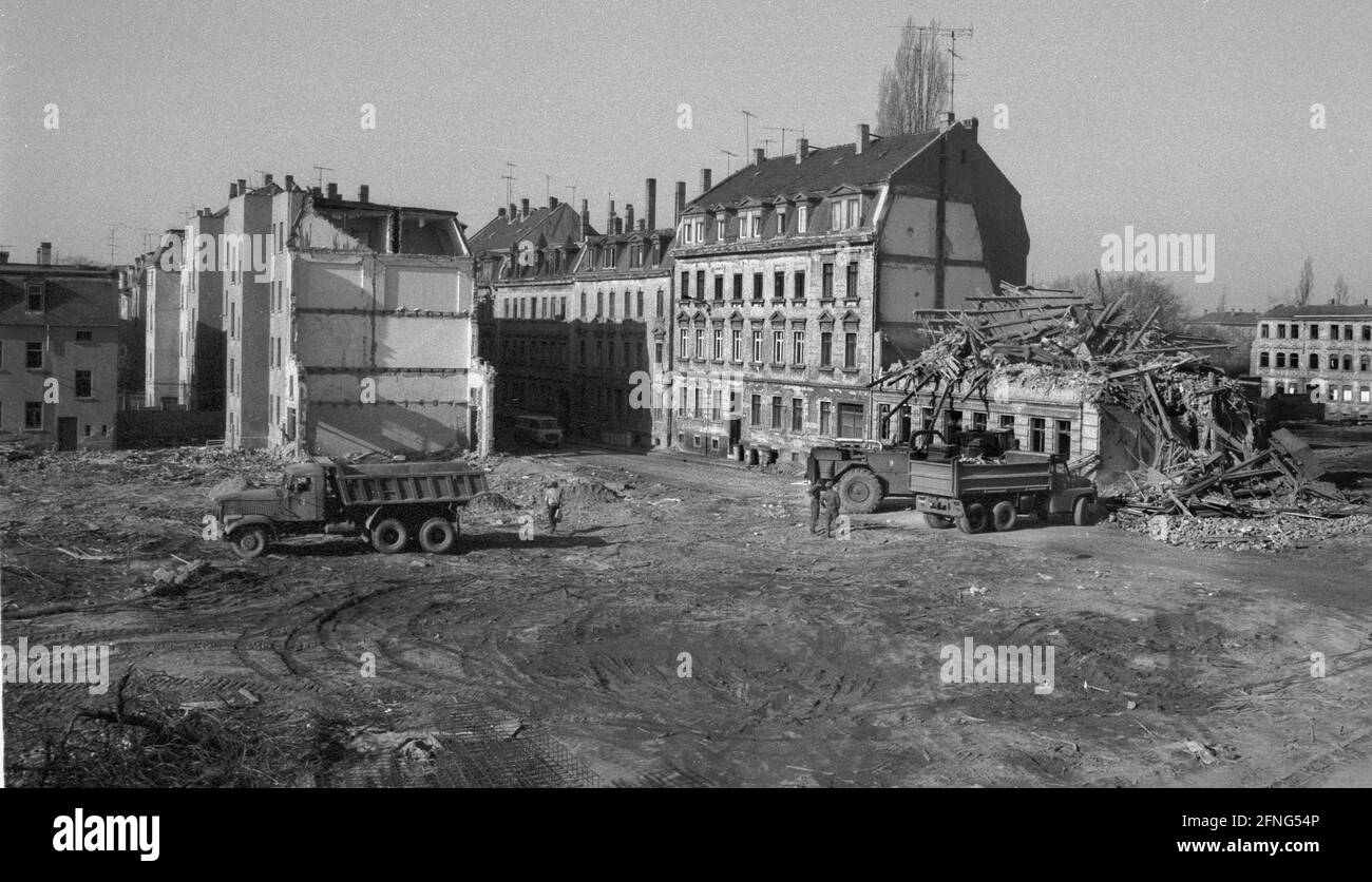 Sachsen / Orte / DDR / März 1990 Leipzig, Kreis Connewitz. Die verfallene Altstadt aus dem 19. Jahrhundert sollte abgerissen werden. Anfang 1990 stoppte der runde Tisch den Abriss. DDR Volksarmee zerstört. // Bundesländer / Decay / Stadt / [automatisierte Übersetzung] Stockfoto