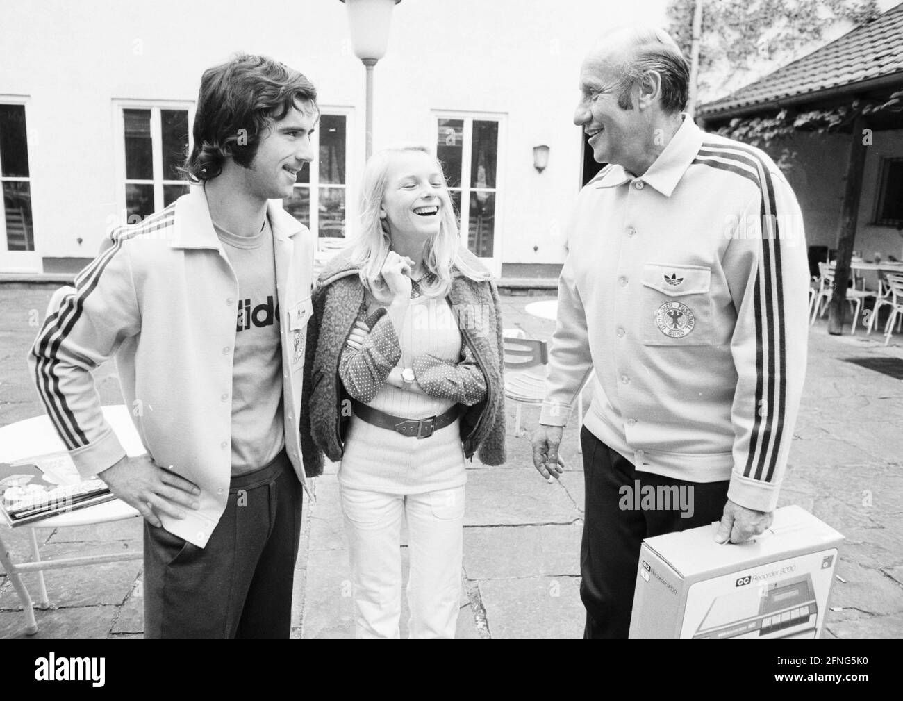 Sänger France Gall.Fußballspieler Gert Müller, Sänger France Gall und Trainer Helmut schön. [Automatisierte Übersetzung] Stockfoto