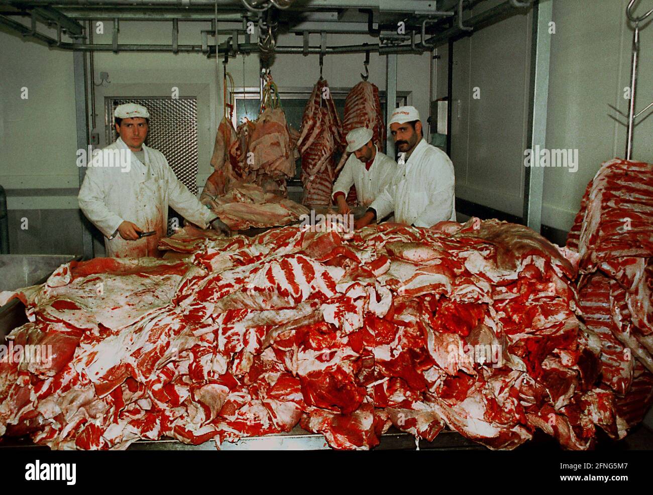 Berlin / Ausländer / Türken / 1997 Berlin-Doener, Türkische Doener-Fabrik in Berlin-Tiergarten, Lieferant für Imbissstände, FLEISCHKEGEL verpackt // Gastronomie / Landwirtschaft / Handel / Ernährung / Landwirtschaft [automatisierte Übersetzung] Stockfoto