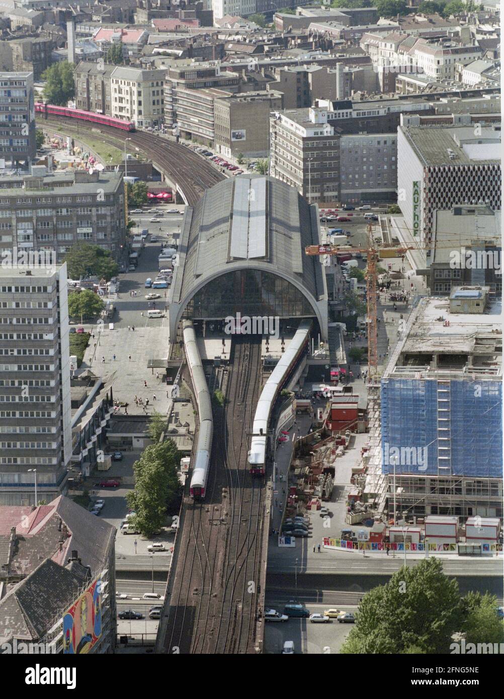 Berlin-City / DDR / 5 / 1993 Alexanderplatz Station // Luftaufnahmen/Verkehr [automatisierte Übersetzung] Stockfoto