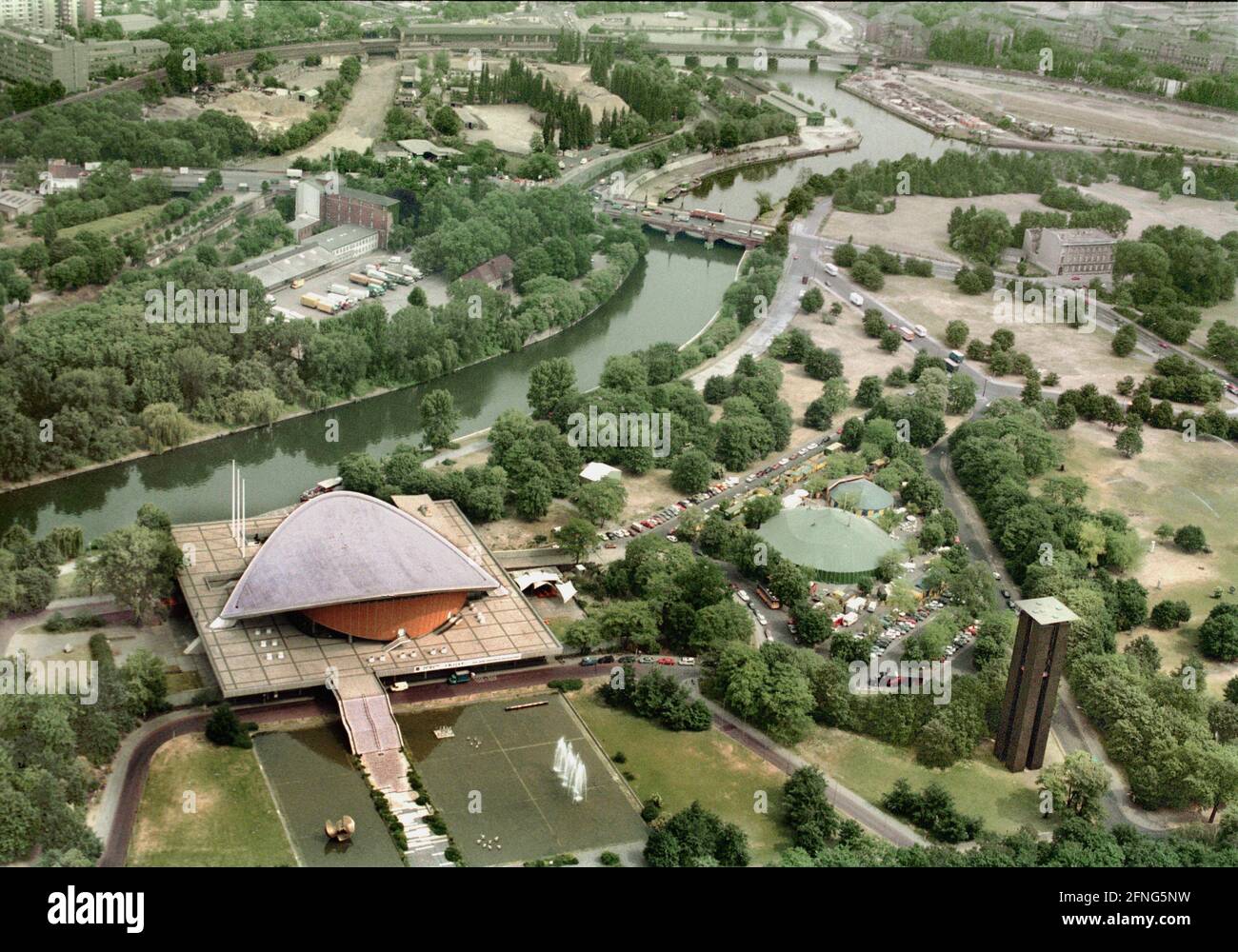 Berlin / Regierungsbezirk / 7/ 1992 Kongresshalle im Tiergarten und Glockenspiel. Darüber steht heute das Kanzleramt, der Hauptbahnhof. Das grüne Zelt ist das Tempodrom. Über der Moltke-Brücke über die Spree // Luftansichten / Bezirke / Tiergarten / [automatisierte Übersetzung] Stockfoto