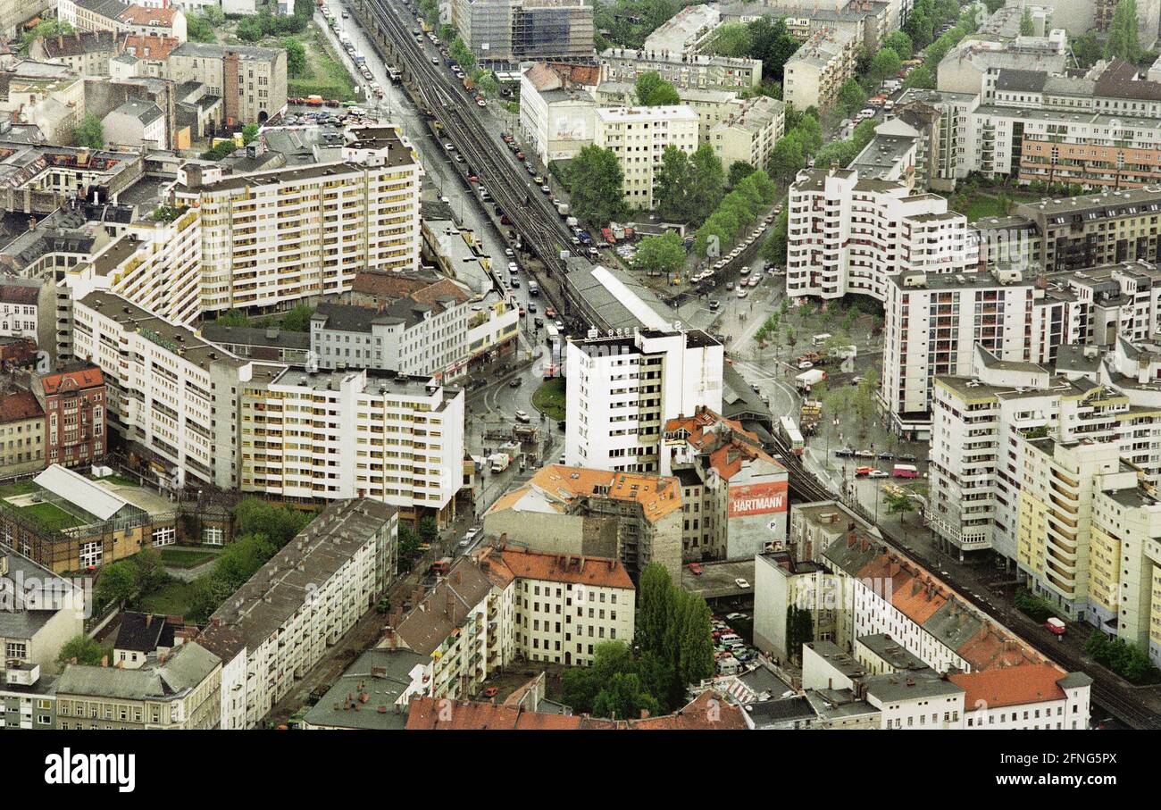 Berlin-Bezirk / 5 / 1991 Kreuzberg Kottbusser Tor, mit -neuem Kreuzberger Zentrum,- Skalitzer Straße, Kottbusser Straße. Hochbahn, U-Bahn Linie 1 // Stadtbild / Luftansichten / Stadt *** Local Caption *** [automatisierte Übersetzung] Stockfoto