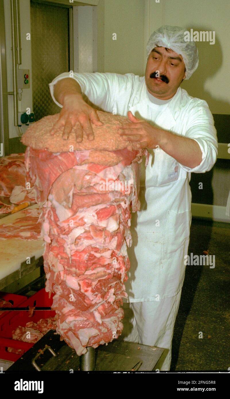 Berlin / Ausländer / Türken / 1997 Berlin-Doener, Türkische Doener-Fabrik in Berlin-Tiergarten, Lieferant für Imbissstände, FLEISCHKEGEL verpackt // Gastronomie / Landwirtschaft / Handel / Ernährung / Landwirtschaft [automatisierte Übersetzung] Stockfoto