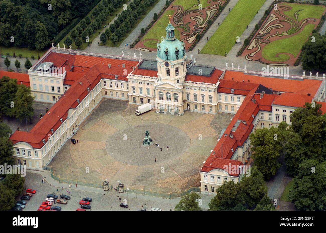 Berlin-City / Charlottenburg / 1994 Schloss Charlottenburg und der Barockgarten. Gehört zum Weltkulturerbe der UNESCO // Natur / Hohenzollern / Barock / Bauarchitektur / Luftaufnahmen 1695 schenkte der Kurfürst seiner Frau ein Dorf, Lietzendorf. Dort ließ sie eine Burg bauen, die 1699 geweiht wurde. Als sie starb, wurden das Dorf und das Schloss nach ihr benannt: Charlottenburg. Später lebte dort Friedrich der zweite, der große, der alte Fritz. An dem Gebäude wurde ein halbes Jahrhundert gearbeitet, ein halbes Dutzend Architekten und Gartenkünstler. Heute gilt es als ein Stockfoto