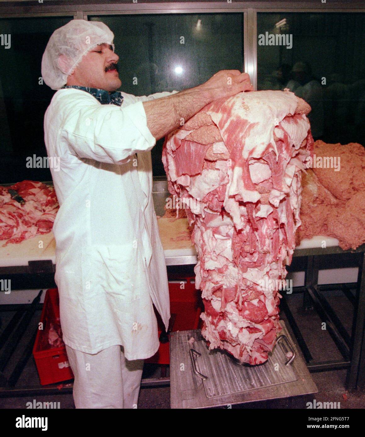 Berlin / Ausländer / Türken / 1997 Berlin-Doener, Türkische Doener-Fabrik in Berlin-Tiergarten, Lieferant für Imbissstände, FLEISCHKEGEL verpackt // Gastronomie / Landwirtschaft / Handel / Ernährung / Landwirtschaft [automatisierte Übersetzung] Stockfoto