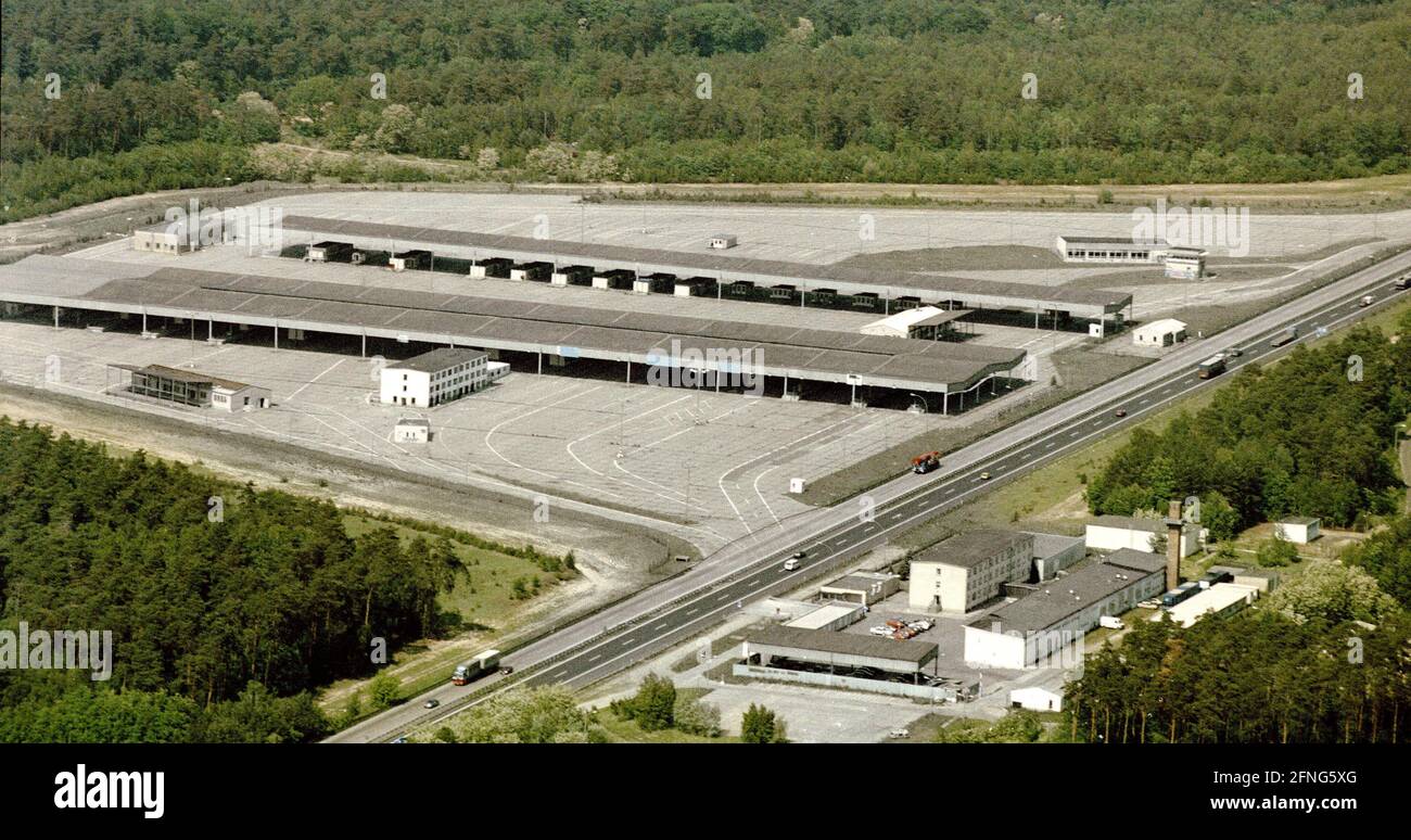 Brandenburg / Berlin / Bundesländer / 16.5.1993 Grenzübergang der DDR an der Autobahn nach Westen: Dreilinden. Man konnte nur über solche Checkpoints aus West-Berlin aussteigen. Nach der Überquerung der DDR gab es wieder einen solchen Kontrollpunkt. An den Schaltern musste ein Fahrer ein Visum beantragen, ein Formular ausfüllen und Geld bezahlen. Am 2. Schalter erhielt er die Visadokumente. Es gab 3 solcher Kontrollpunkte: Diese geht nach Bayern und Hannover, im Norden nach Hamburg und Schweden. Heute gibt es in Dreilinden einen Gewerbepark // DDR-Mauer / Steuerung / *** Ortsüberschrift *** [automatisierte Übersetzung] Stockfoto