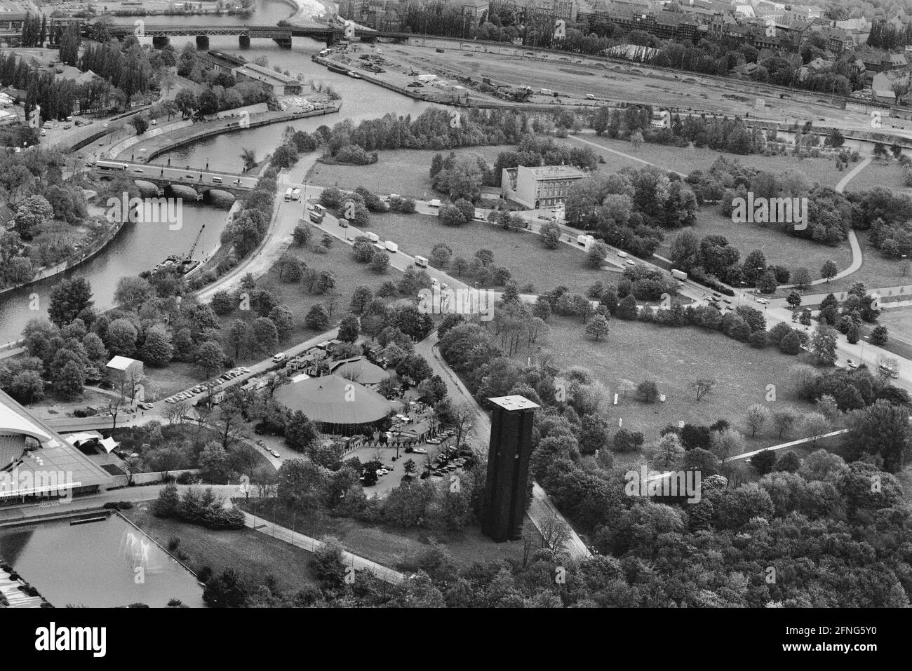 Berlin-City / Regierungsbezirk / 1991 Regierungsbezirk vor dem Neubau. In der Mitte wird die Schweizer Botschaft, vorne links das Kanzleramt gebaut, oben rechts Bundestagsgebäude: Loebeaus, Kita. Unter dem Carillon, Glockenspiel, Tempodrom, Tipi Spree und Moltke Brücke // Luftaufnahmen / Bezirke / Tiergarten / Stadtbild [maschinelle Übersetzung] Stockfoto
