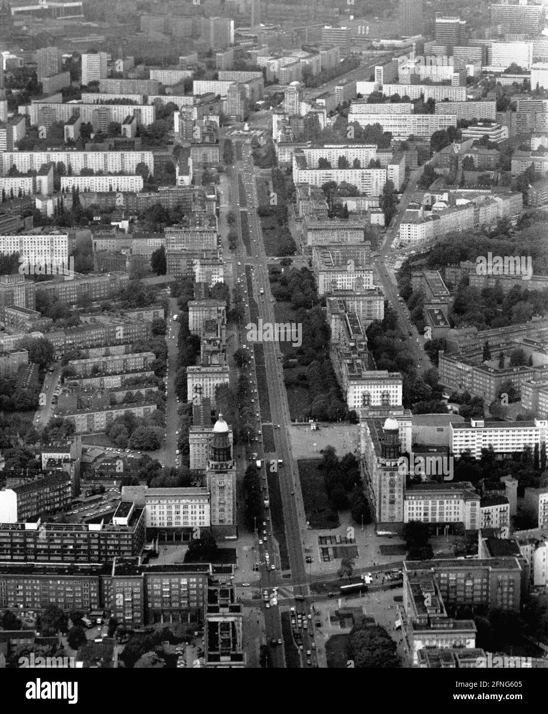 Berlin-City / Luftansichten / 1991 Berlin-Mitte, Frankfurter Allee, Karl-Marx-Allee. Unterhalb des Frankfurter Tors, oberhalb des Strausberger Platzes. In den 1950er Jahren wurde die Straße im russischen Stil als Stalin-Allee erbaut. Dort begann der Aufstand vom 17. Juni 1953. // Geschichte / DDR / Veranstaltungen *** Ortsüberschrift *** [automatisierte Übersetzung] Stockfoto