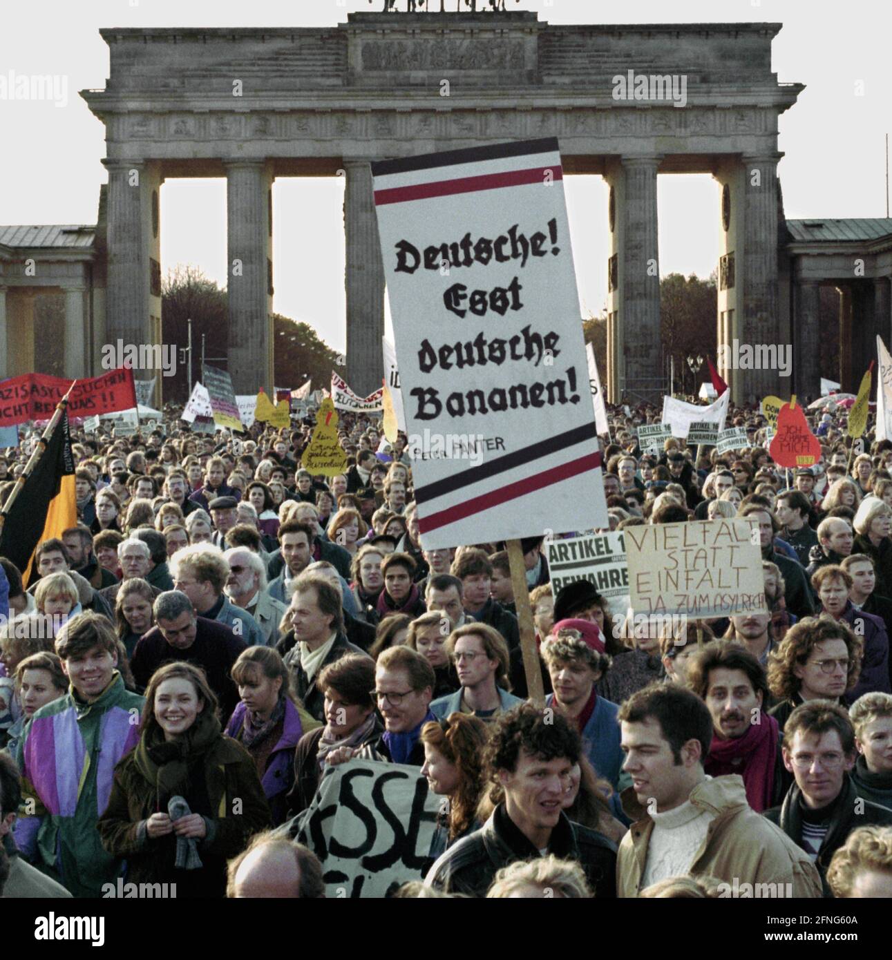 Berlin-Bezirke / Mitte / Ausländer / 8.11. 1992 Demonstration gegen Fremdenfeindlichkeit in der Straße des 17.Juni. - Deutsche, essen deutsche Bananen-, ein Wort von Kurt Tucholsky Anlass: Das Grundgesetz soll beim Asylartikel geändert werden. // Rechts / Links / Asyl / [automatisierte Übersetzung] Stockfoto